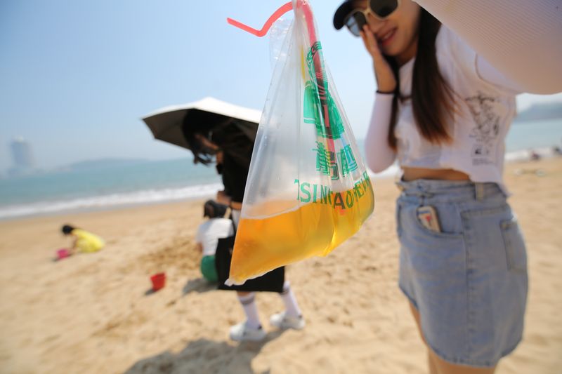 Tsingtao beer is served in bags in Qingdao (VCG)