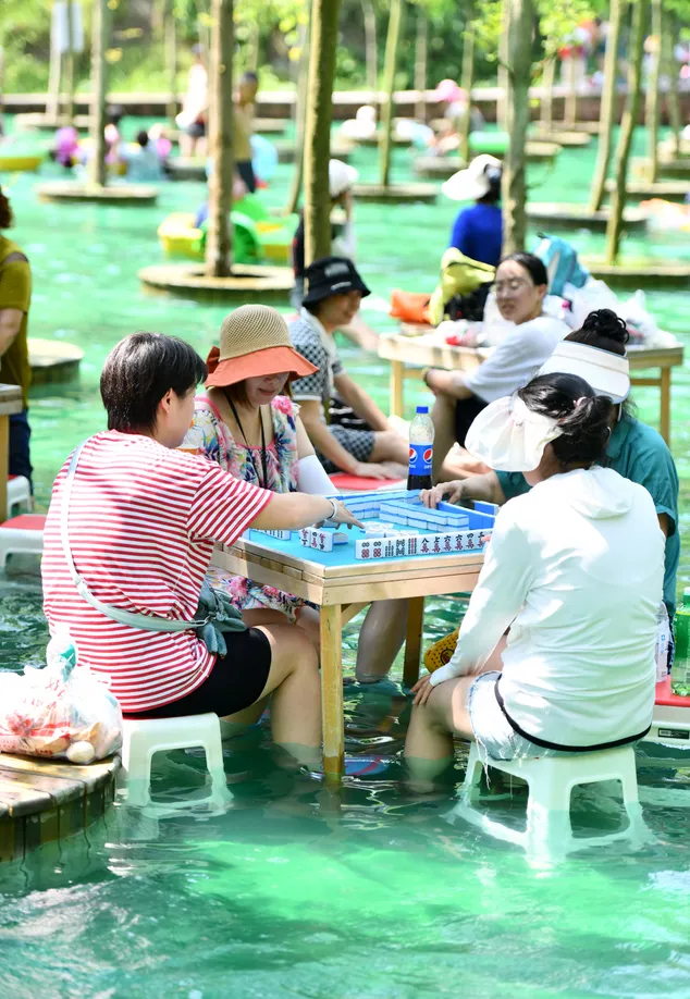 Mahjong games in rivers are popular in Sichuan (VCG)