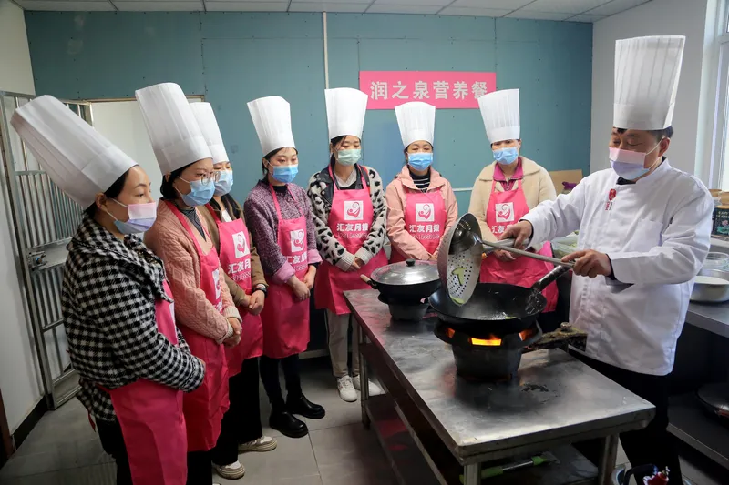 Yuesao attending a cooking class as part of their training. It's believed that new mothers require a specialized diet during zuoyuezi