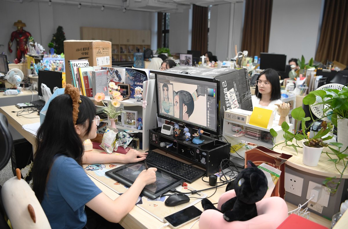 Young comic artists in a workshop in Haikou, Hainan (VCG)