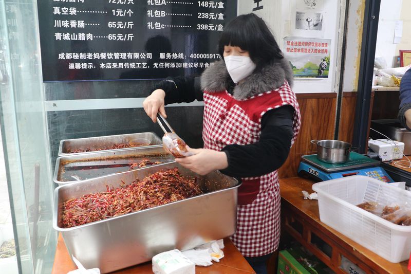 Staff working at a Shuangliu Mama Tutou in Chengdu