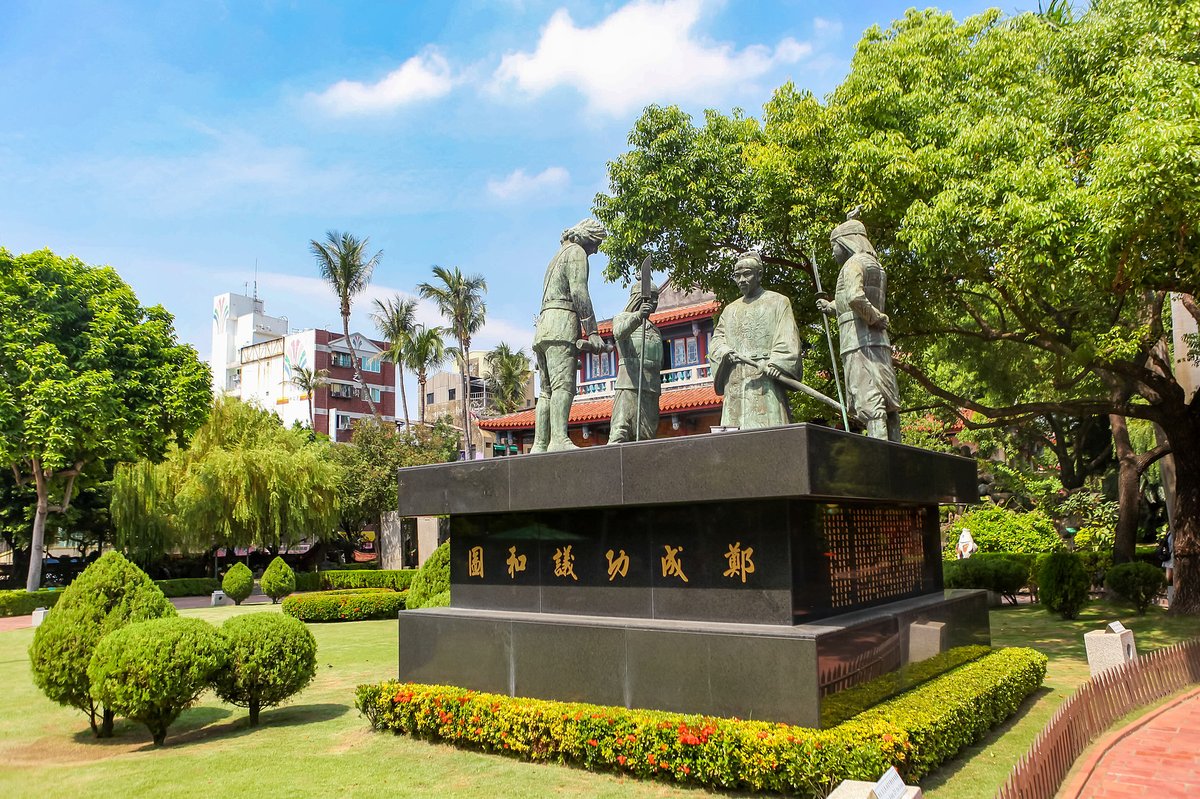 Statues of Zheng Chenggong, also known as Koxinga, accepting the surrender of Dutch colonists stand in Chihkan Tower, a former Dutch outpost, in Taiwan (VCG)