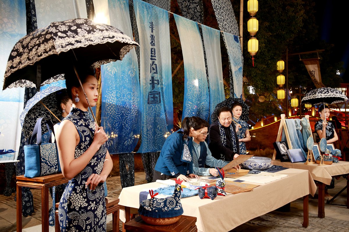 Inheritors of blue fabric printing and dyeing showcase the technique in a promotional event in Jiangsu
