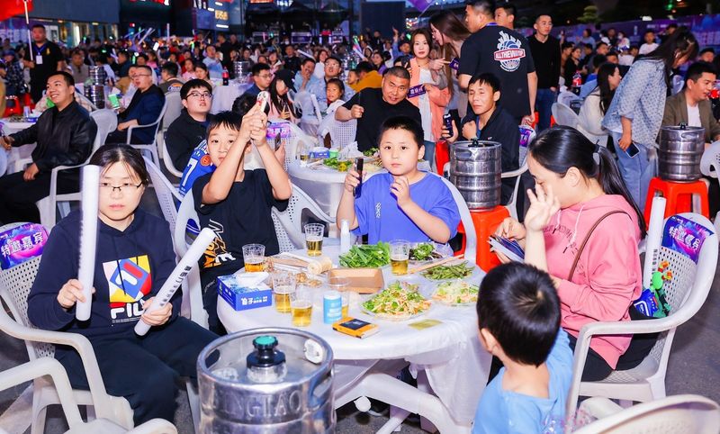Music festival organizers in Jinan, Shandong served attendees barbecue besides live music to help boost local economy this May.
