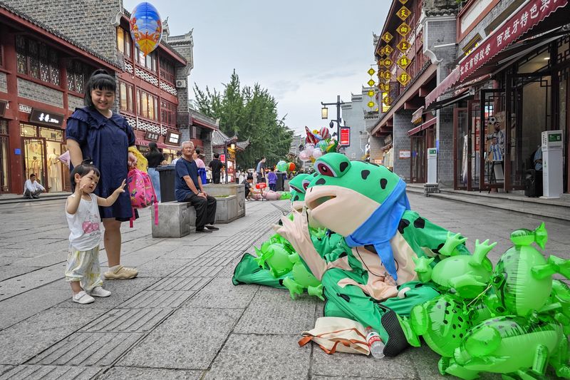 biggest trends in China in 2023, frog, costume, ballons