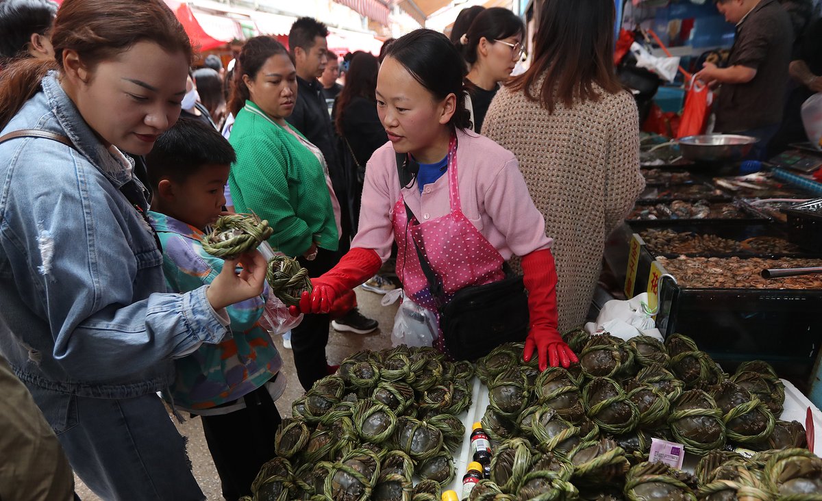 Chinese hairy crabs typically appear on the market around or after the Mid-Autumn Festival in late September or early October