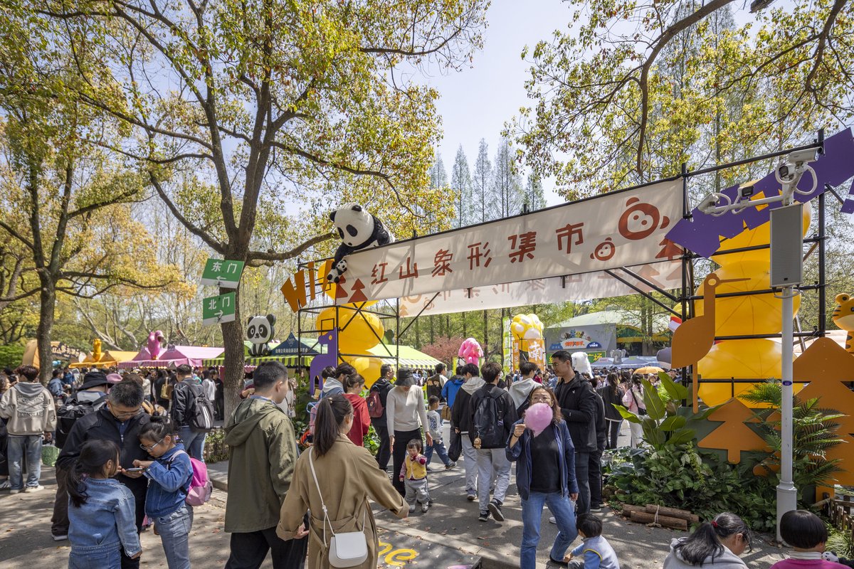 Hongshan Forest Zoo, dubbed “China’s best zoo,” has attracted crowds of tourists, especially on weekends and holidays, zoo animal welfare in China