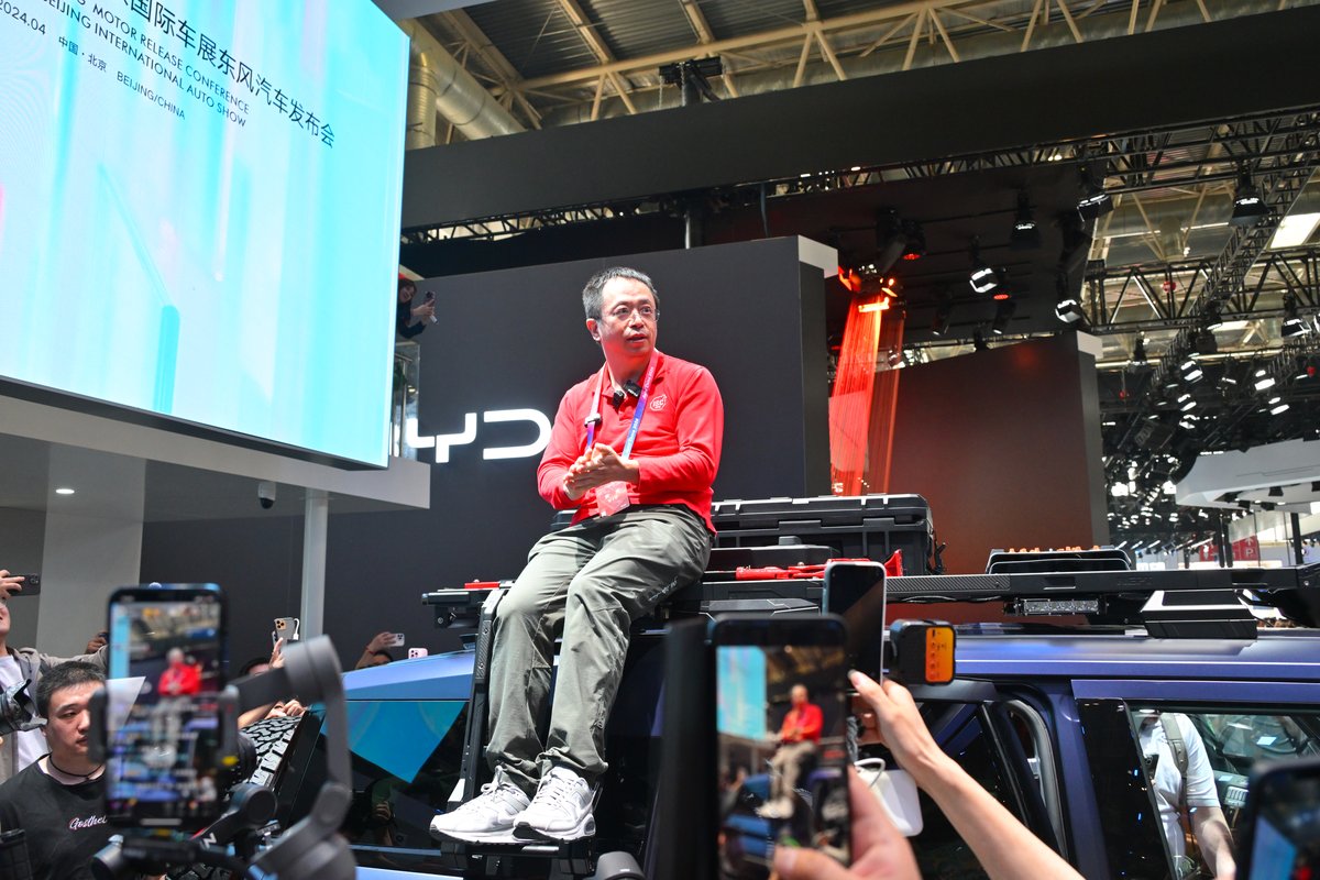 360 Group CEO Zhou Hongyi wearing casual clothes at the 2024 Beijing Auto Show