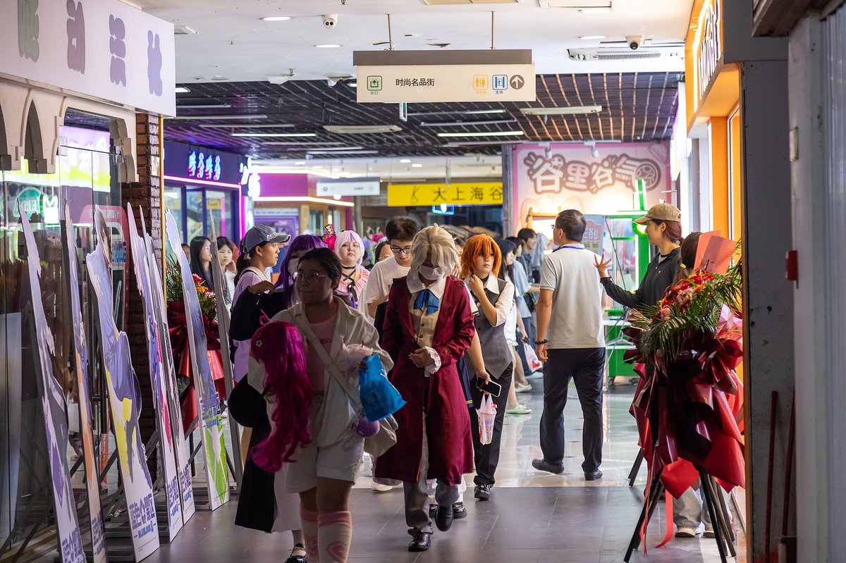 An old mall in Zhengzhou, Henan, has quietly transformed into an anime hub, with “goods” shops springing up and drawing in large crowds of enthusiasts, cosplayers among them.