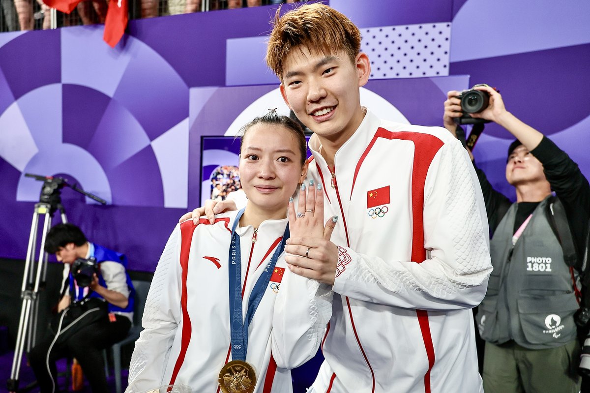 Huang Yaqiong with Liu Yuchen, who proposed to her after she won gold medal in mixed doubles badminton in Paris olympic 2024