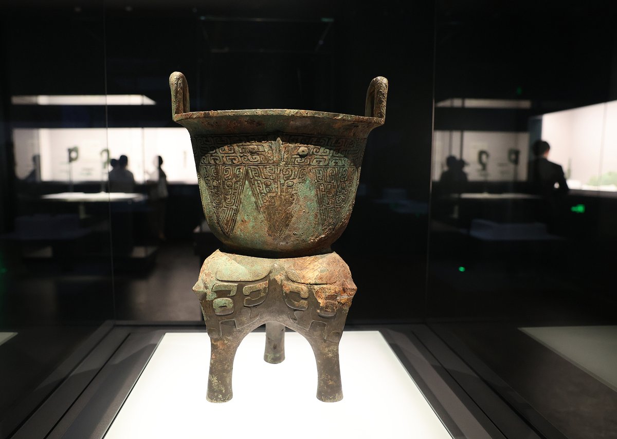 The ancient steaming ustensil yan (甗), typically consisting of two parts li (鬲) and zeng (甑), appeared as early as in the Shang dynasty (1600 – 1046 BCE)