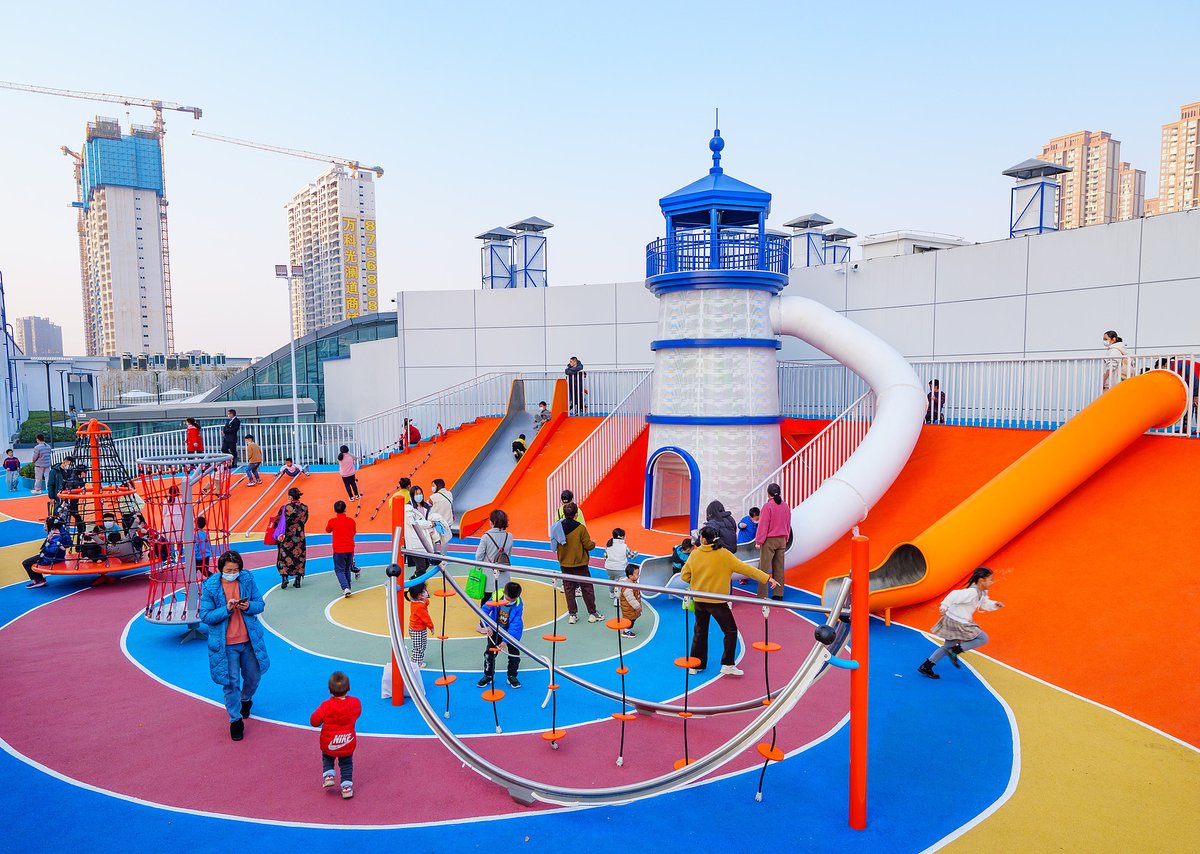 A mall in Wuhan, Hubei built a play center for children at the top floor