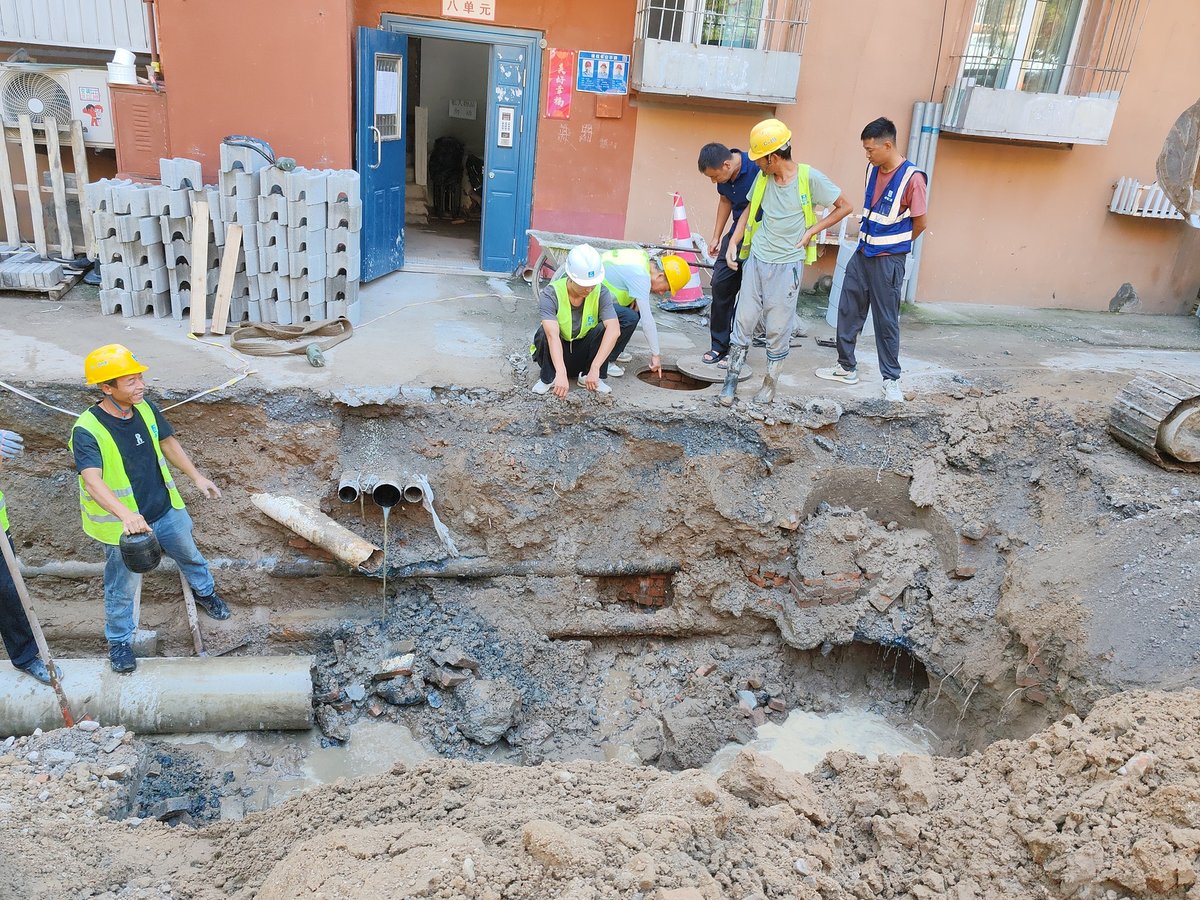 An old residential apartment compound in Tongzhou, Beijing has its iron pipes replaced with governmental funds