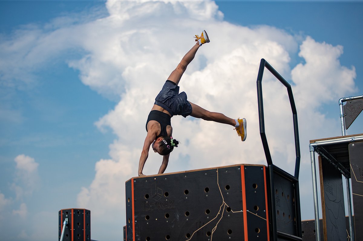 Shang Chunsong  competing in the parkour competition