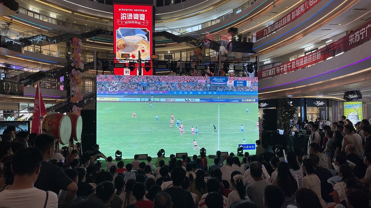 A mall in Xuzhou livestreaming the Jiangsu Football City League, malls in China