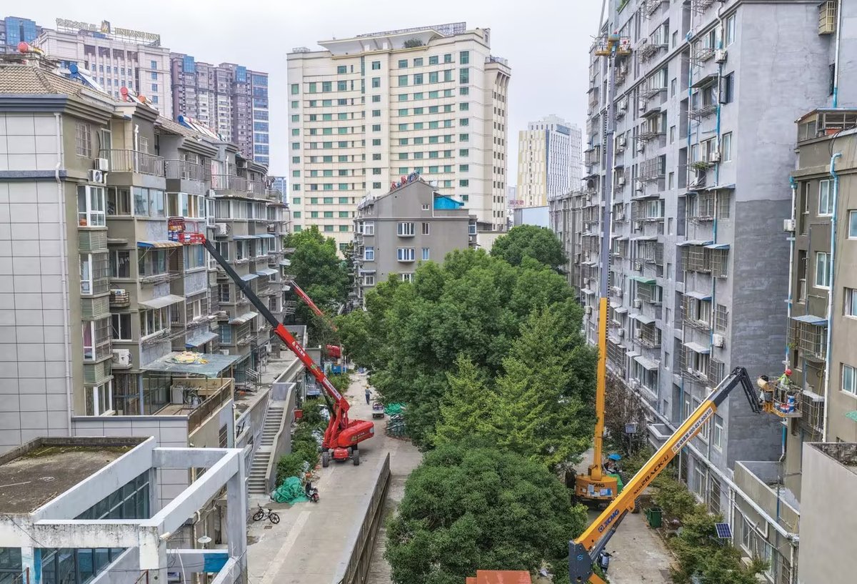 Renovation of insulation and exterior wall coatings in an old residential compound in Anhui, part of routine upgrades for older communities