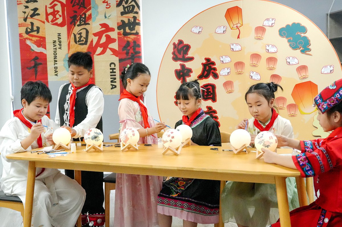 As this year’s Mid-Autumn Festival coincides with the National Day holiday, students in Huzhou, Zhejiang, made lanterns incorporating National Day elements to celebrate both