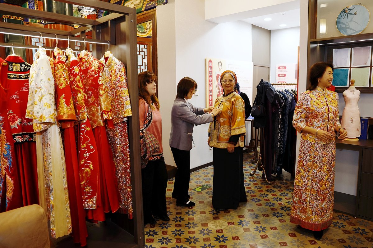 Spouses of ambassadors from 28 countries across Asia, Africa, Europe, and the Americas were invited to try on Chinese-style clothing during a cultural exchange event at Refosian in 2025