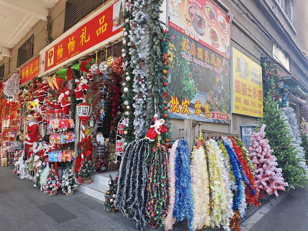 Christmas decoration retail store in Guangzhou