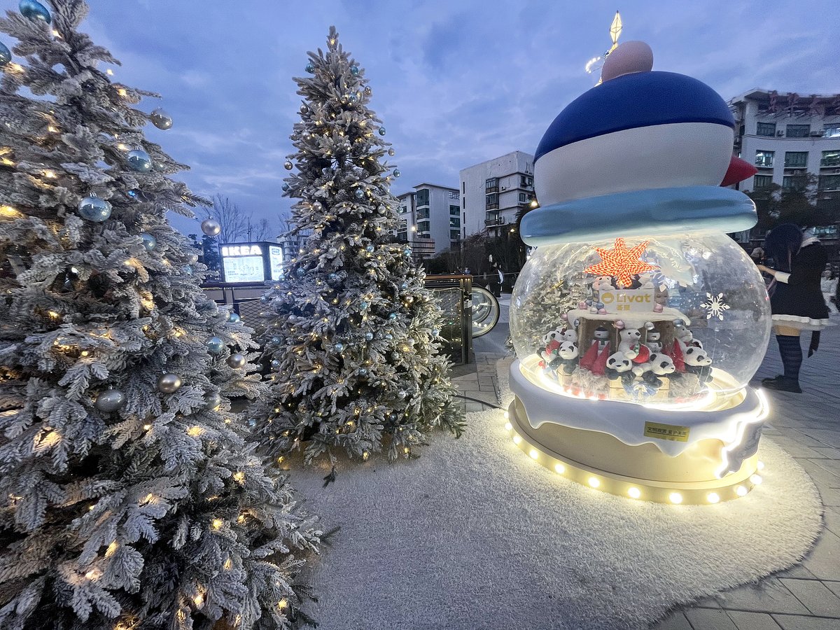 a crystall-like Christmas centerpiece in a Shanghai mall