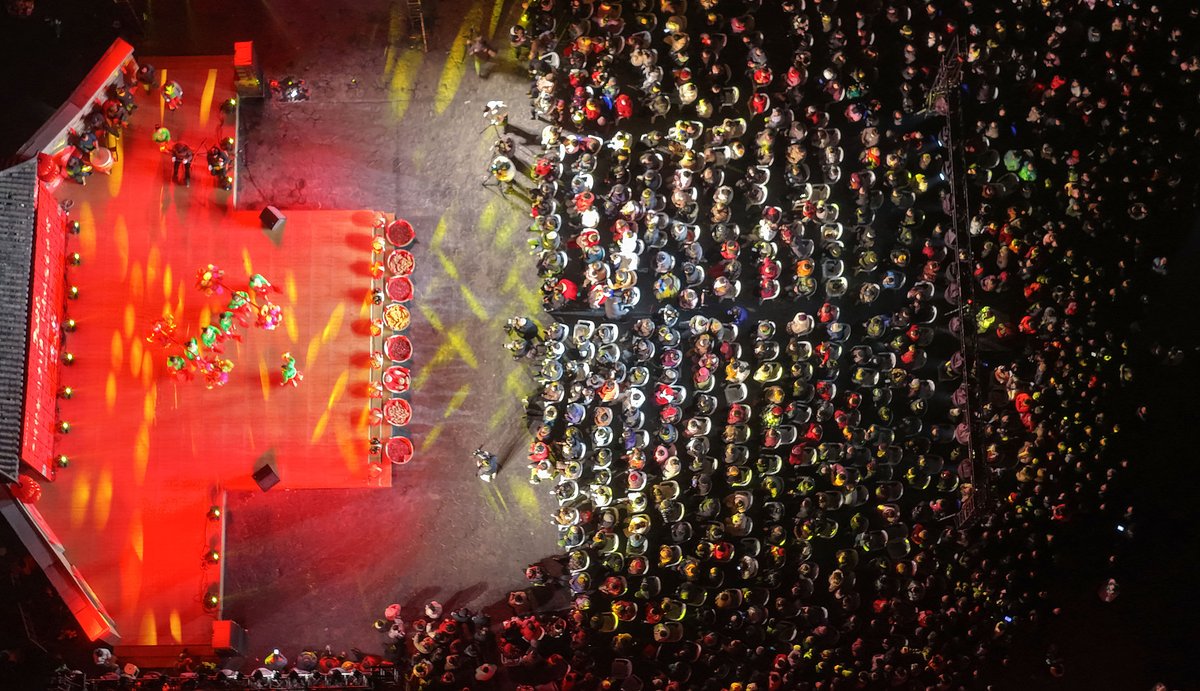 A New Year’s village gala is underway in Guantang Village, Jiangsu
