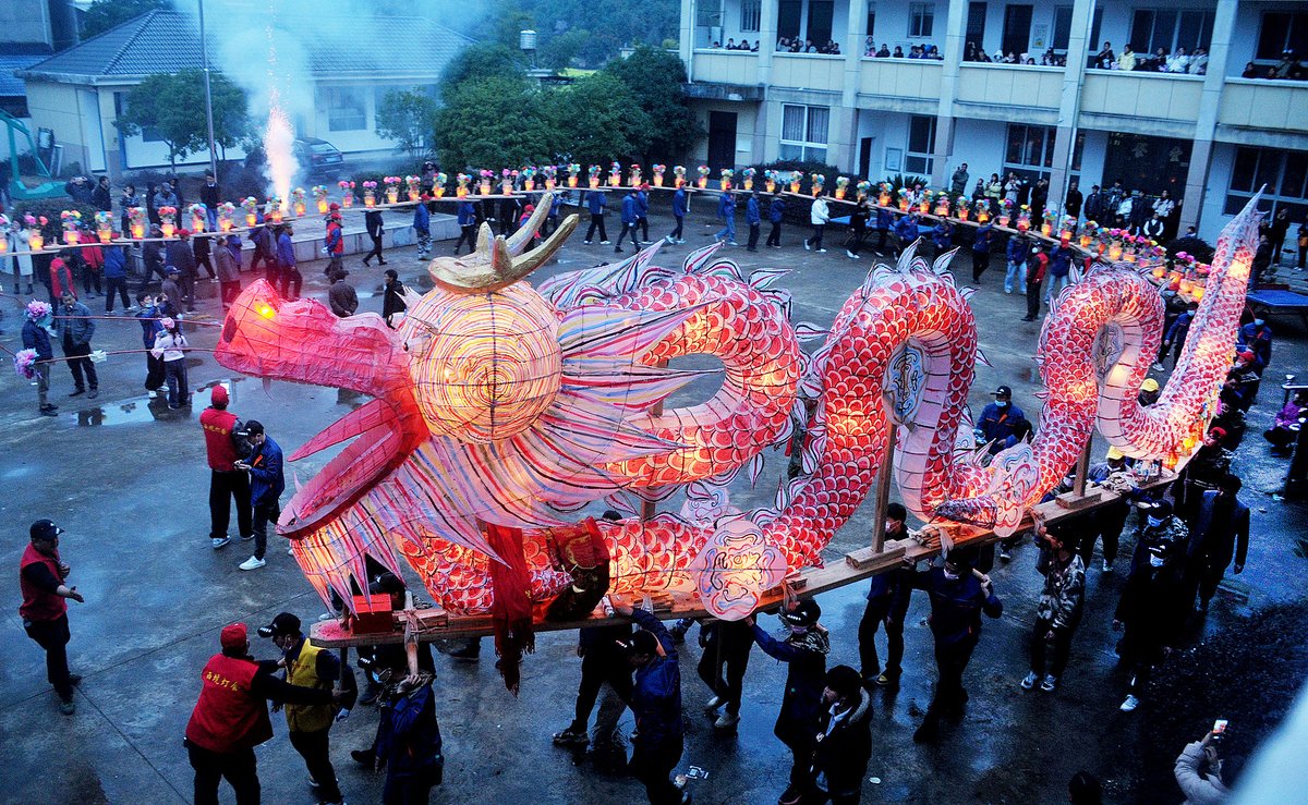 bench dragon performance in Dexing, Jiangxi