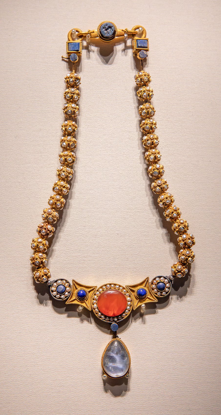 Inlaid with pearls and gemstones, the gold necklace excavated from Li’s tomb is crafted with exquisite workmanship that blends Central and West Asian styles of its period