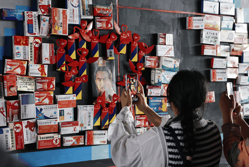 At the Tomb of Cao Cao in Anyang, Henan province, fans have left painkillers and fan works as offerings to the late Han warlord