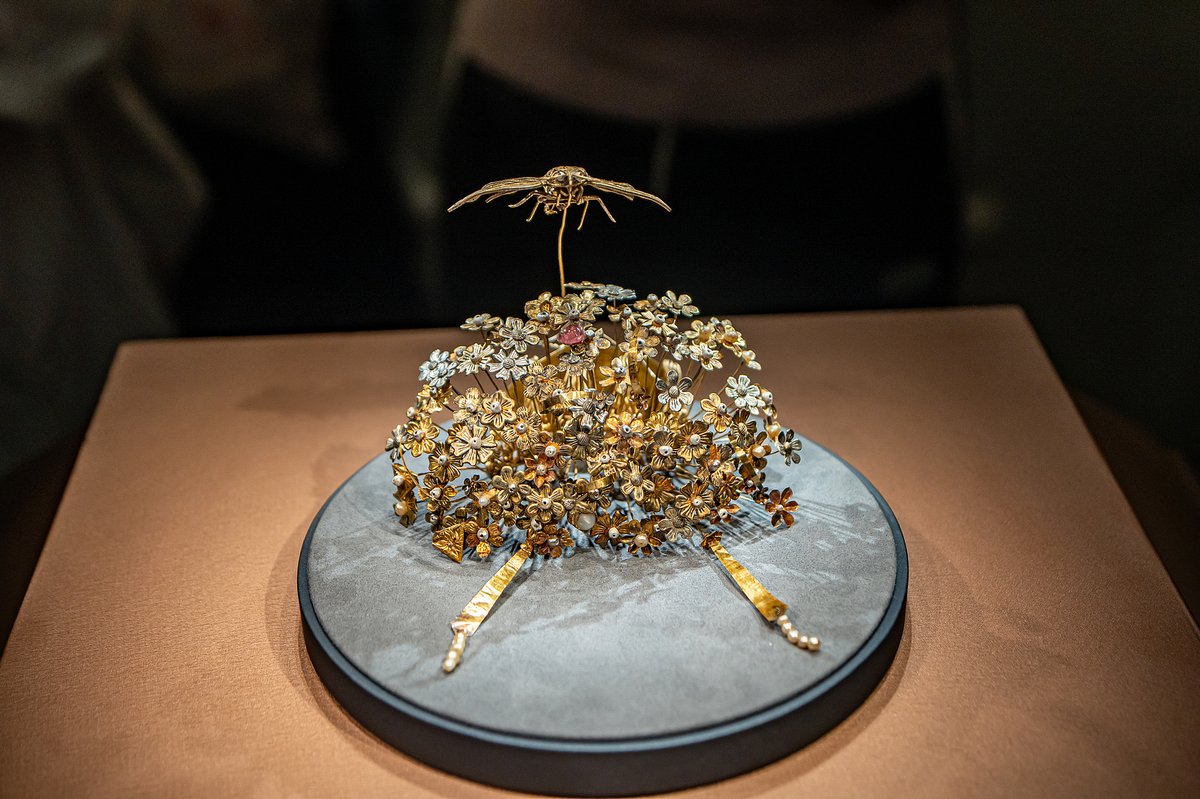 The gold hairpin, adorned with a “fluttering moth,” is one of the most stunning artifacts from Li’s tomb