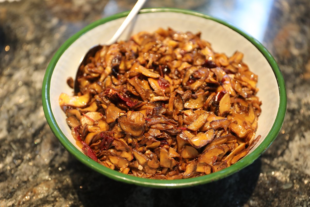 It is recommended to boil or steam jianshouqing before stir-frying it over high heat. The knife and cutting board used to prepare the mushrooms should also be thoroughly cleaned before being used for