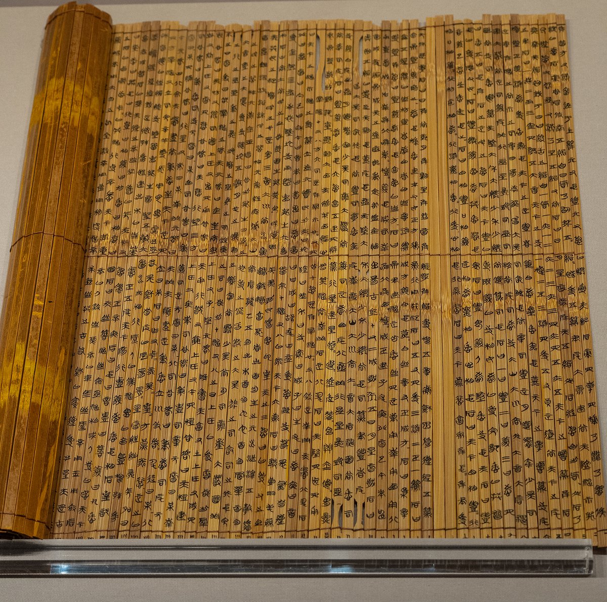 A replica of the bamboo slips acquired by Qinghua University on display at Anhui Museum in August (VCG)