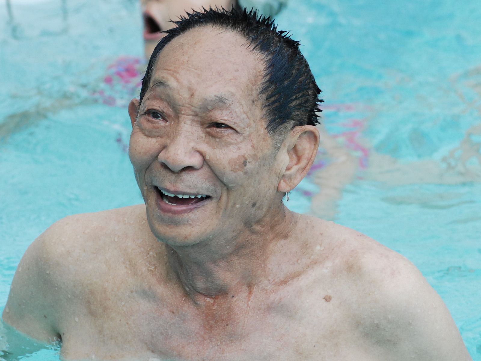 Yuan Longping swimming