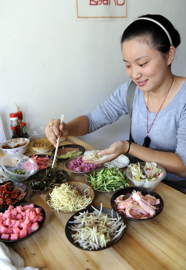 A women making a siwawa in Guiyang