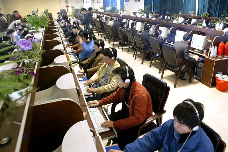 An internet cafe in Ningbo, Zhejiang province, in 2010 (VCG)