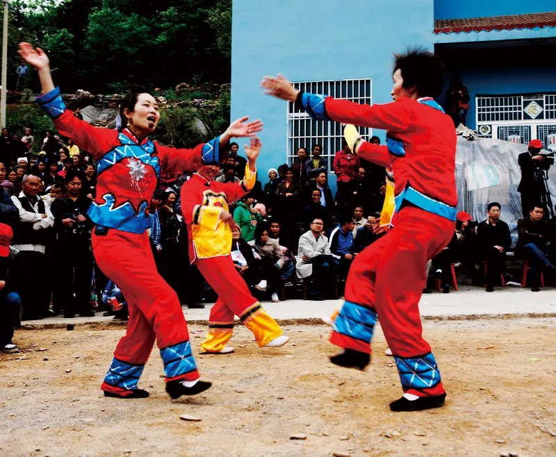 Villagers from Sanlicheng, Badong county put on an emotional Sayerhe dance