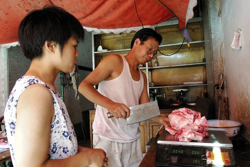 The butcher Lu Buxuan chopping meat