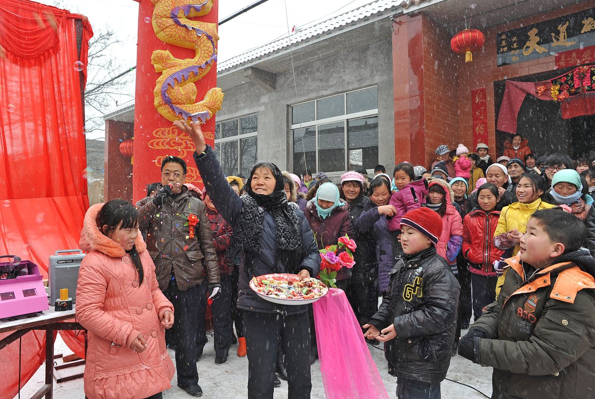 The groom’s family threw celebratory candies to the villagers during a wedding ceremony in Ruicheng, Shanxi, in 2021 (VCG)