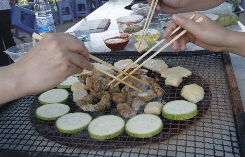 No spoons allowed: Beijing is pressuring its 4-year-olds to eat only with  chopsticks - Los Angeles Times