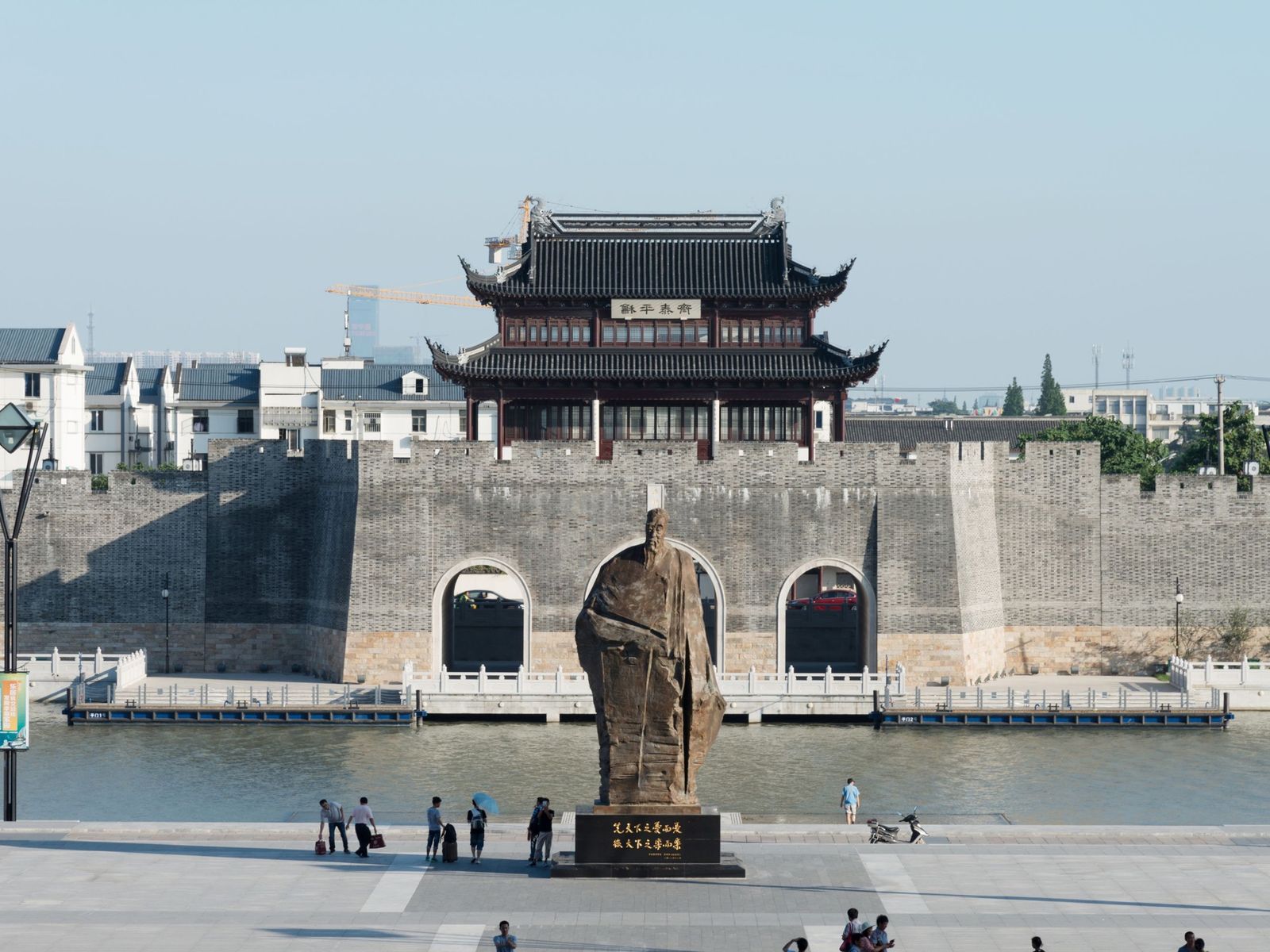Fan Zhong Yan statue
