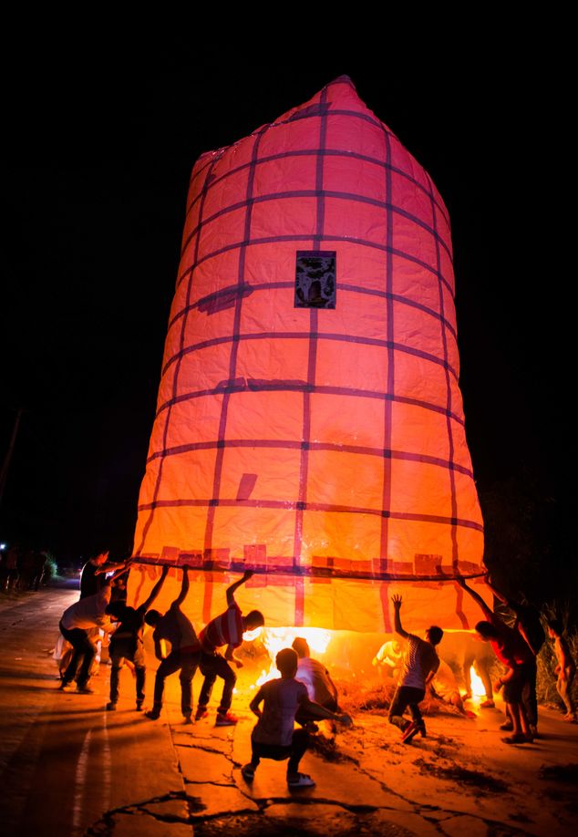 People sending off a giant Kongming lantern in Jieyang, Guangdong province, on Mid-Autumn Festival, 2015