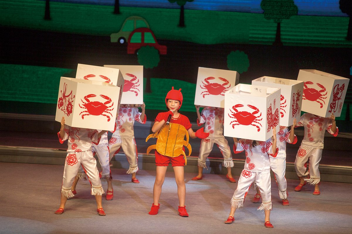 A team from Guangzhou’s Danan Road Elementary School performs in Cantonese at the second “Lingnan Nursery Rhymes Festival” in 2016