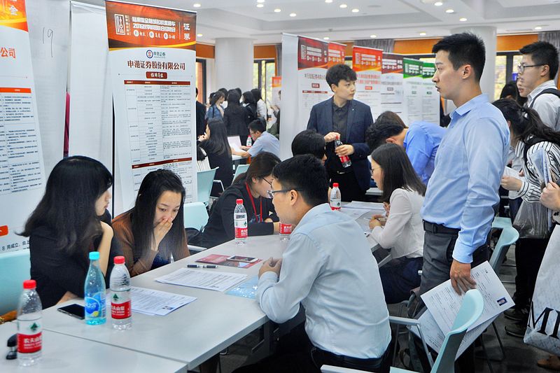 Job fair at Shanghai Jiao Tong University, China's liberal arts students face unemployment