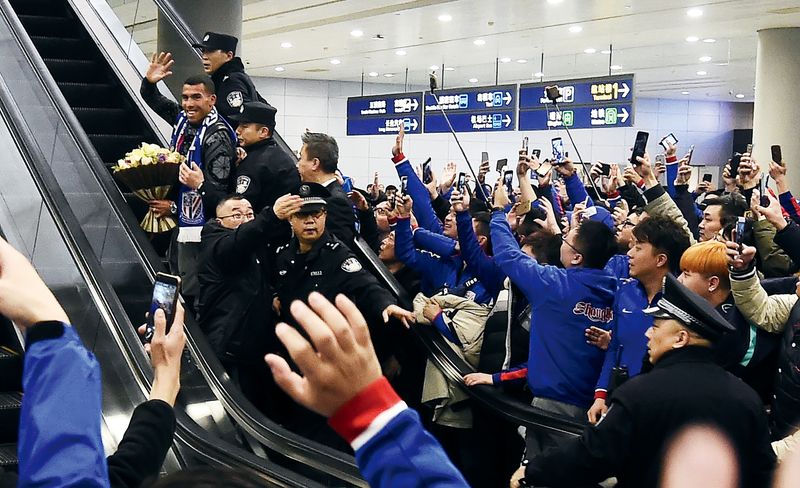 Fans at Pudong International Airport welcomed Argentinia international Carlos Tevez after he transferred to Shanghai Shenhua FC in 2017
