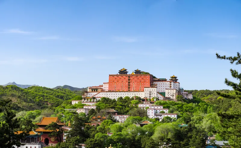 The Putuo Zongcheng Temple, modeled after the Potala Palace, at Chengde (VCG)