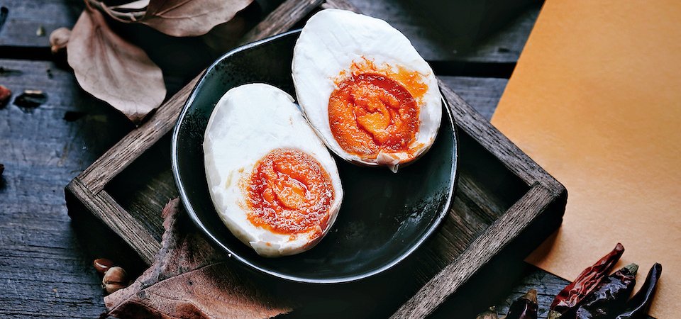 Egg yolks are an important part of the golden crab roe dish