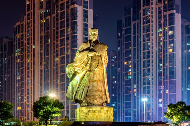 A sculpture of Zhuge Liang in a square in Xiangyang, Hubei