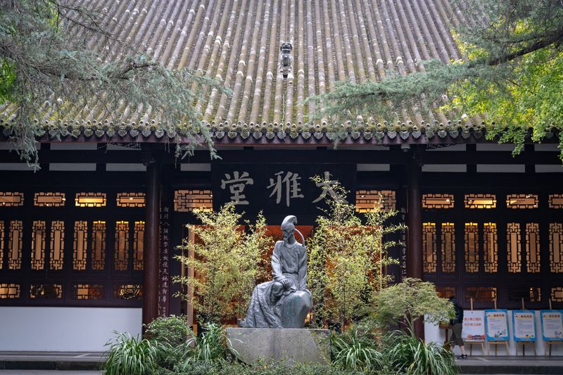 A sculpture of Du Fu at Du Fu’s Thatched Cottage, a scenic site in Chengdu