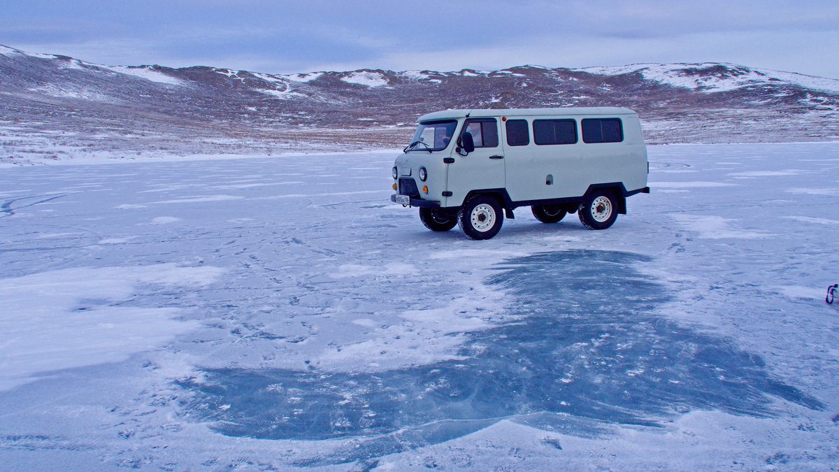 January to March is the blue ice season at Lake Baikal, when crystal-clear ice draws photographers from around the world. Yet ice cracks remain dangerous: two tragedies involving Chinese tourists have