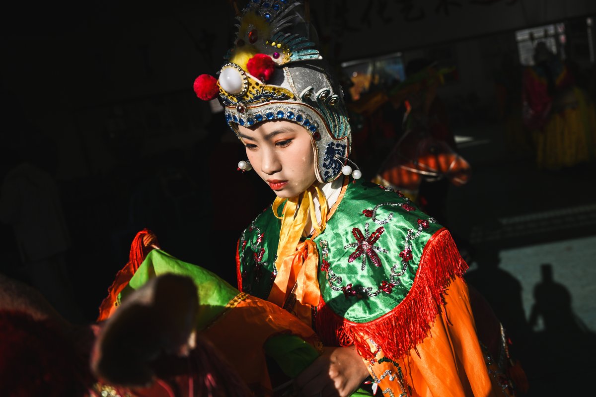 With dexterous footwork and graceful body movement, the performers bring vivid steeds to life—an endeavor that is physically demanding