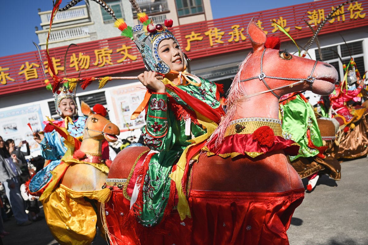 Originally featuring narratives such as the “Top Scholar’s Parade,” the cloth-horse dance now showcases dashing female warriors